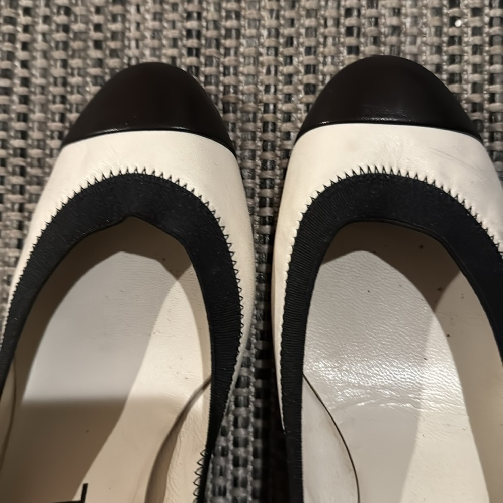 Chanel Vintage Spirit leather heels w/grosgrain trim, cap toes and heel tabs - Picture 6 of 13